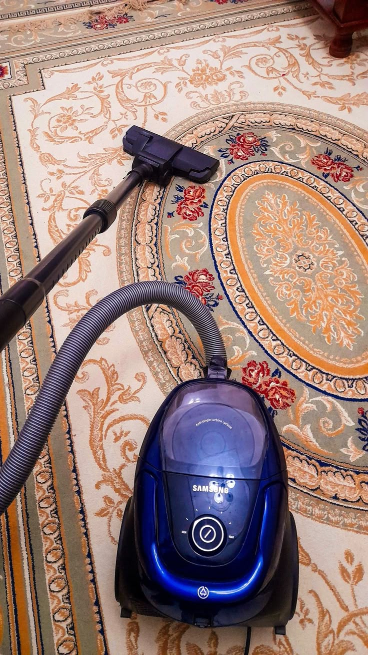  كيف يمكنك تنظيف الزوليات بالبخار؟ يمكنك تنظيف الزوليات بالبخار باستخدام جهاز التنظيف بالبخار. يعمل هذا الجهاز على توليد بخار ساخن يقوم بقتل البكتيريا وإزالة الأوساخ. ضع الفوهة بالقرب من الزولية وابدأ في التمرير ببطء على السطح. تأكد من تجفيف الزولية جيدًا بعد التنظيف لمنع تكون العفن.
